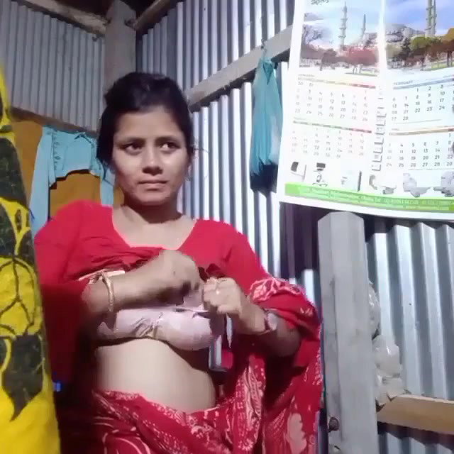 Village Bhabi Showing Her Nice Boobs