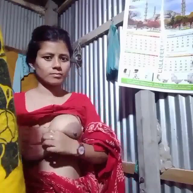 Village Bhabi Showing Her Nice Boobs