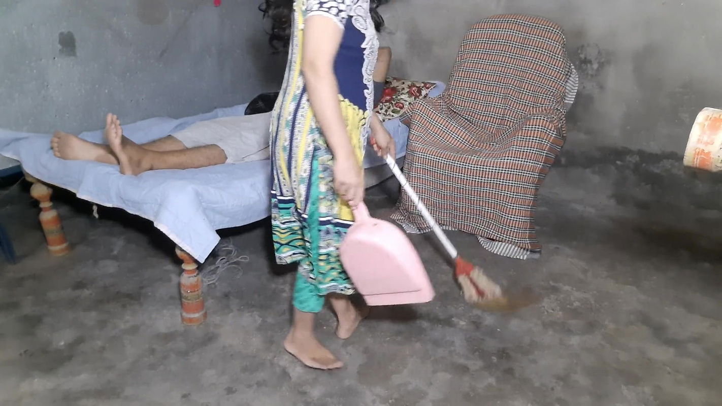 Nokrani chori kr rhi thi Malik ne pakad kr jabardasti choda, House maid