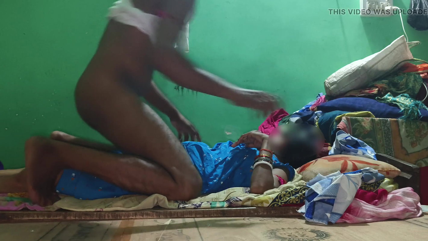 Santi bhabhi ki tight chut ki chudai video uske devar ke shath