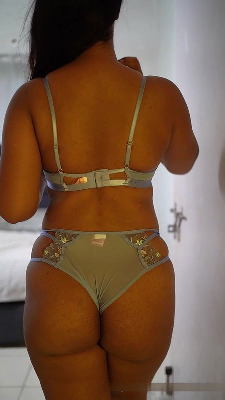 Insta Model Diya Shows Her Fat Ass in Bedroom