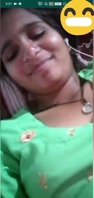 Desi Girl Shows Her Boobs