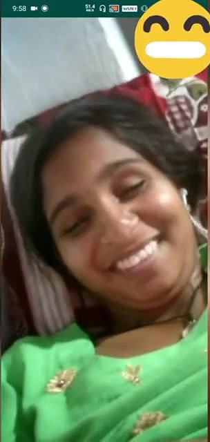 Desi Girl Shows Her Boobs