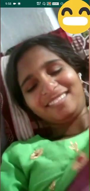 Desi Girl Shows Her Boobs