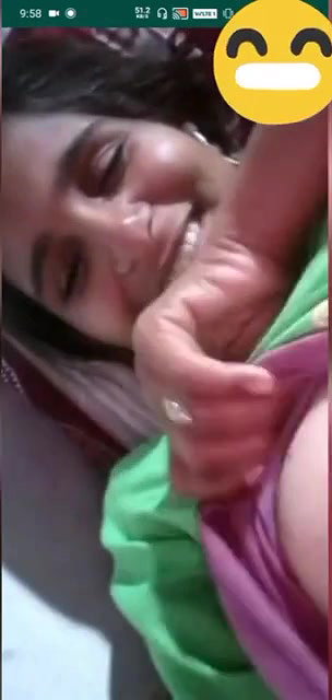 Desi Girl Shows Her Boobs