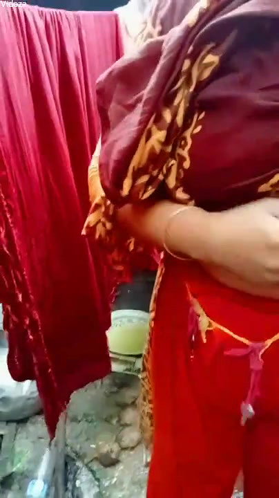Bhabi Showing Boobs For Money