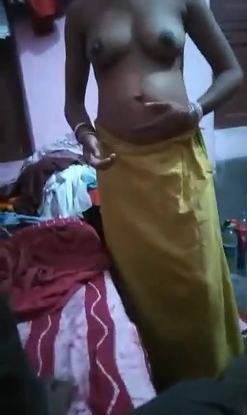 Desi Bhabhi Shows Boobs