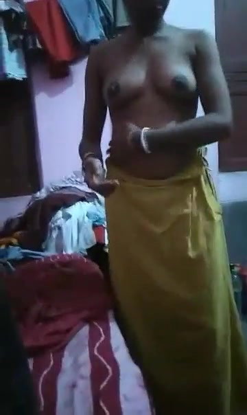 Desi Bhabhi Shows Boobs