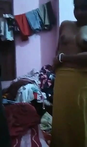 Desi Bhabhi Shows Boobs