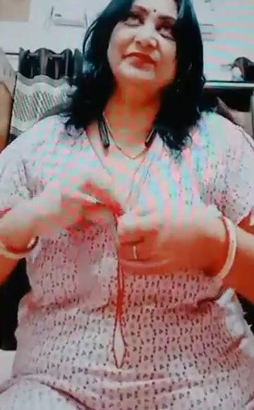 Desi Bhabhi Shows Her Big Boobs