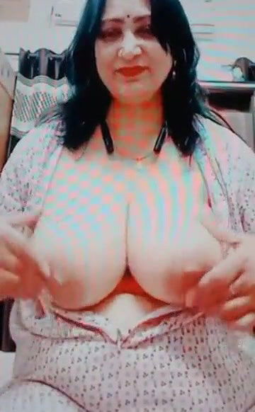 Desi Bhabhi Shows Her Big Boobs