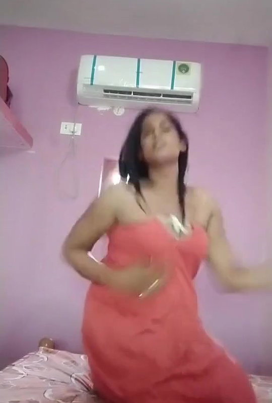 Desi Horny aunty teasing in underskirt
