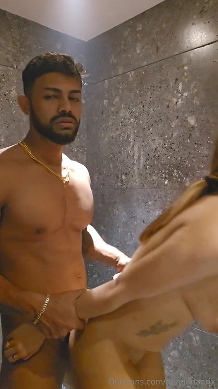 SEXY ONLYFANS COUPLE BONGONAARIX SMOKING AND GETTING HARDCORE SEX IN BATHROOM