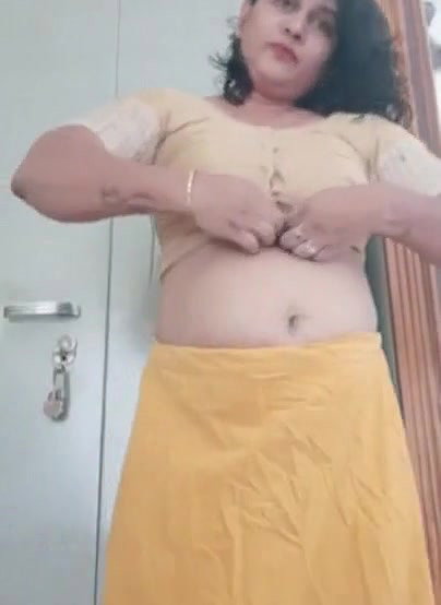 Desi Horny houseiwfe beauty shoing boooobs to lovr