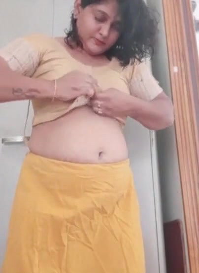 Desi Horny houseiwfe beauty shoing boooobs to lovr