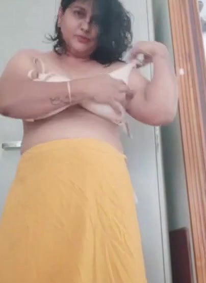 Desi Horny houseiwfe beauty shoing boooobs to lovr