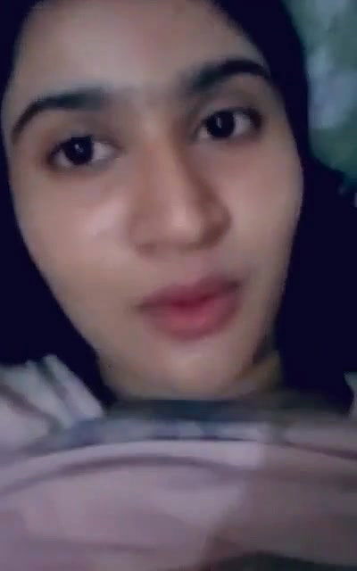 Desi beautiful gf masturbating with homemade dildo