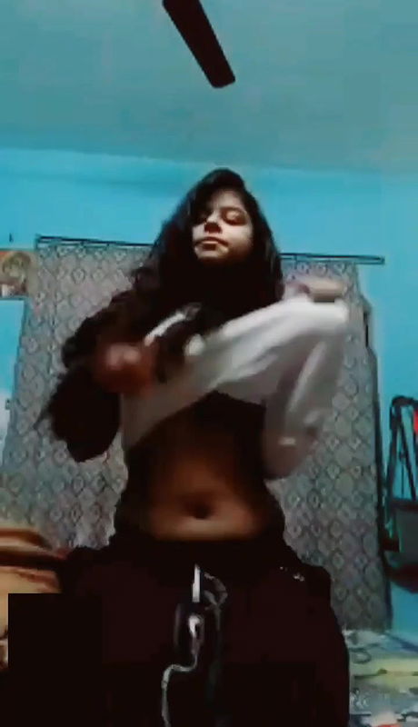 Cute gf quickly showing boobs