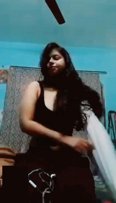 Cute gf quickly showing boobs