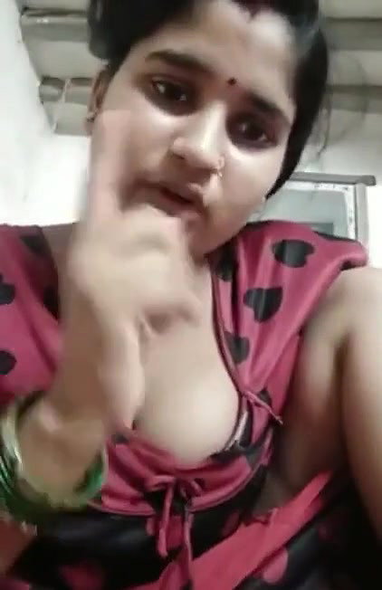 Desi CUteee wife cheeting hubby n showing boobs