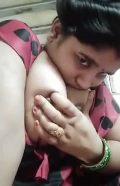 Desi CUteee wife cheeting hubby n showing boobs