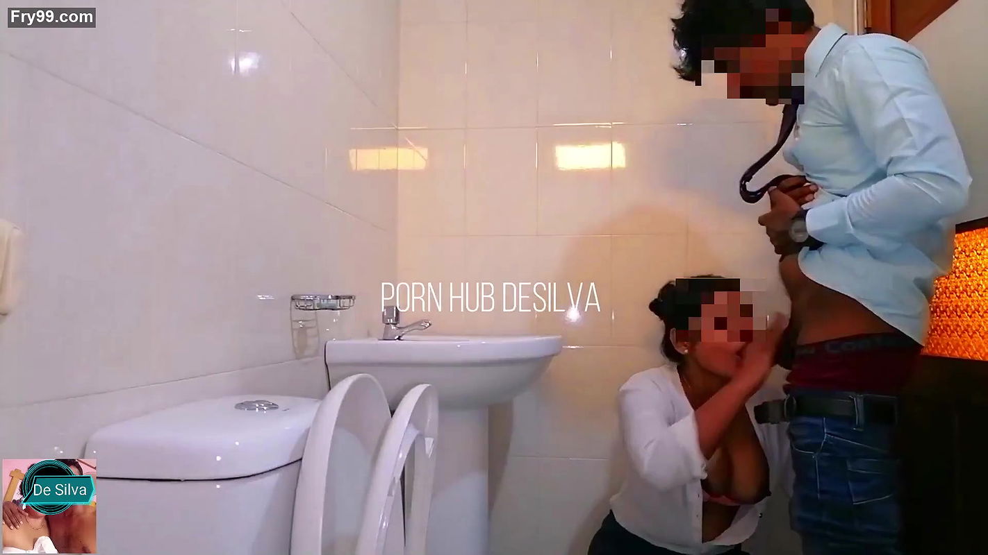 Quick Fuck With My Office Hot sexy Girl in The Office Bathroom