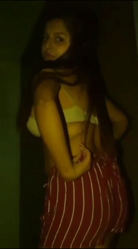 Desi cute gf getting nude nd showing pussy nd boobs