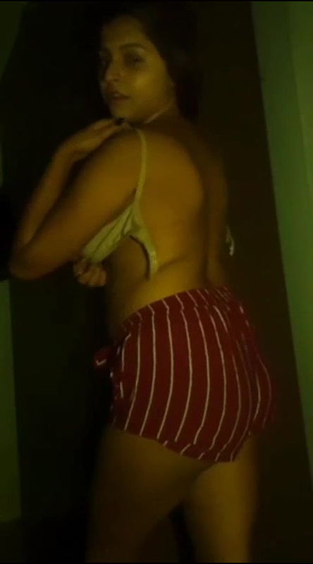 Desi cute gf getting nude nd showing pussy nd boobs