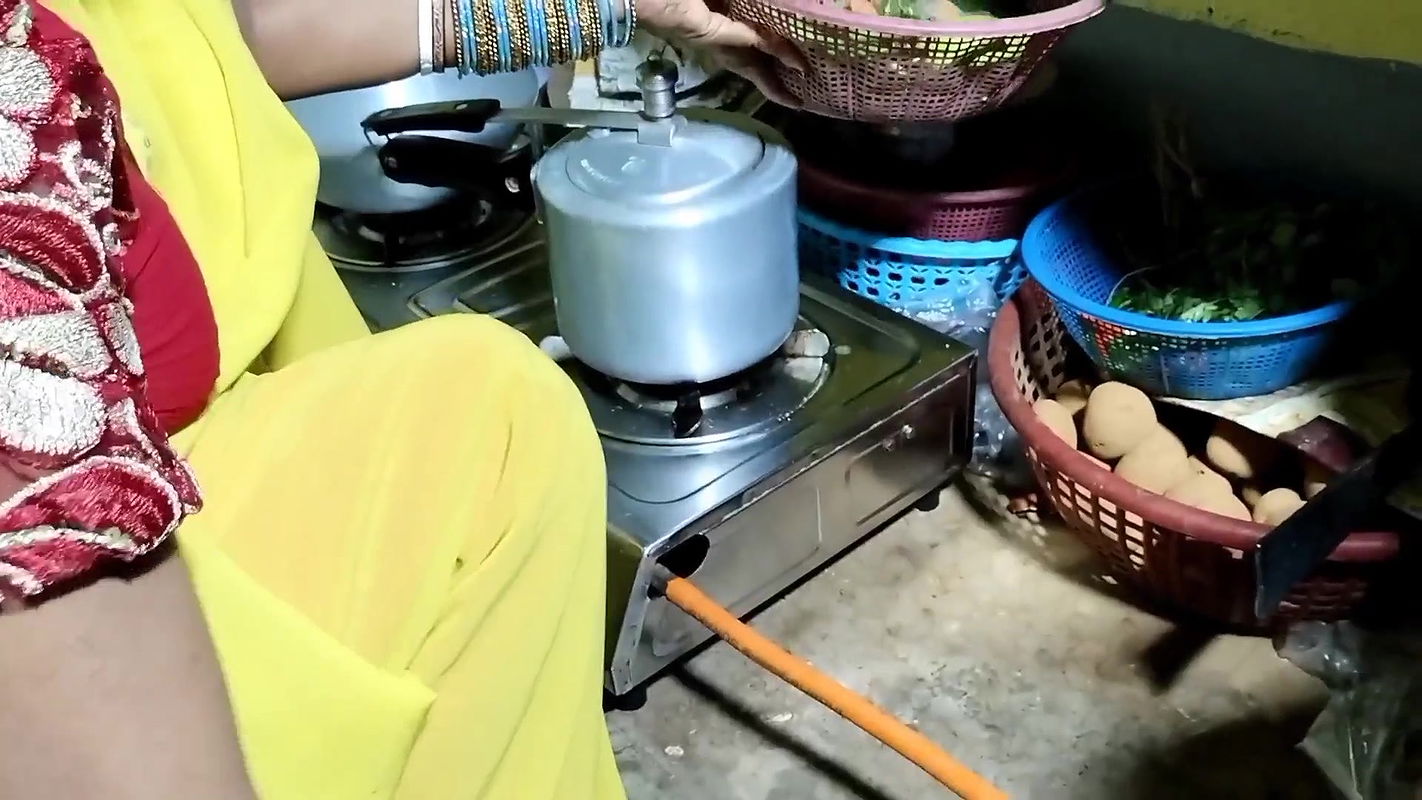 I my friend’s wife. Dost ki biwi ko kitchen me choda.with Bengali audio… use headphone for better experience