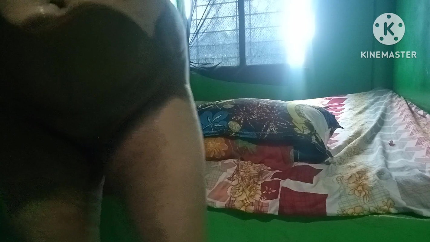 JMac Gets A Call From Her GF, He Ignores It To Go To His Naked Roommate Josie Tucker In The Bathtub – REALITY KINGS