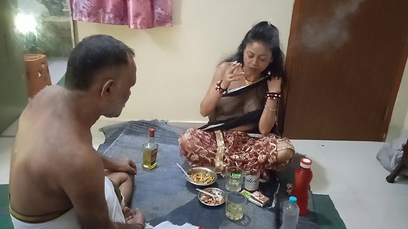 Sasur nay ghar par akalay pakar bhul kay sath garma garam alcohol pikar cigarette smoking, hot noobs clit nippal hot for play