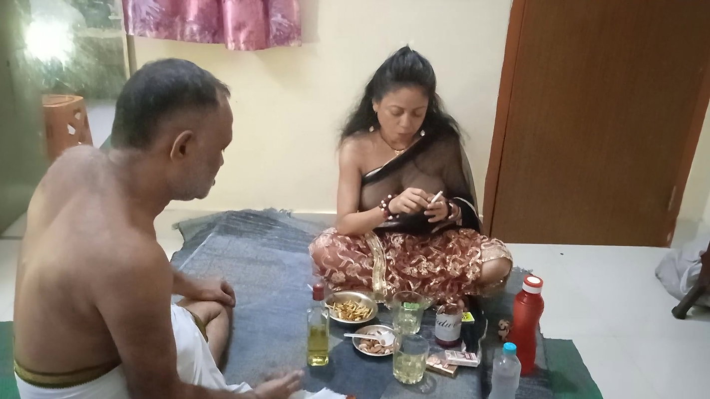 Sasur nay ghar par akalay pakar bhul kay sath garma garam alcohol pikar cigarette smoking, hot noobs clit nippal hot for play