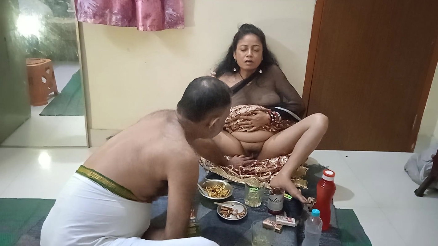 Sasur nay ghar par akalay pakar bhul kay sath garma garam alcohol pikar cigarette smoking, hot noobs clit nippal hot for play