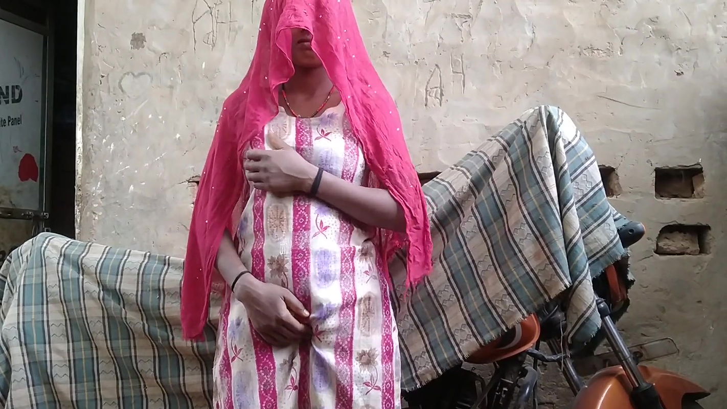 The sister-in-law who was sweeping was fucked a lot by opening her salwar