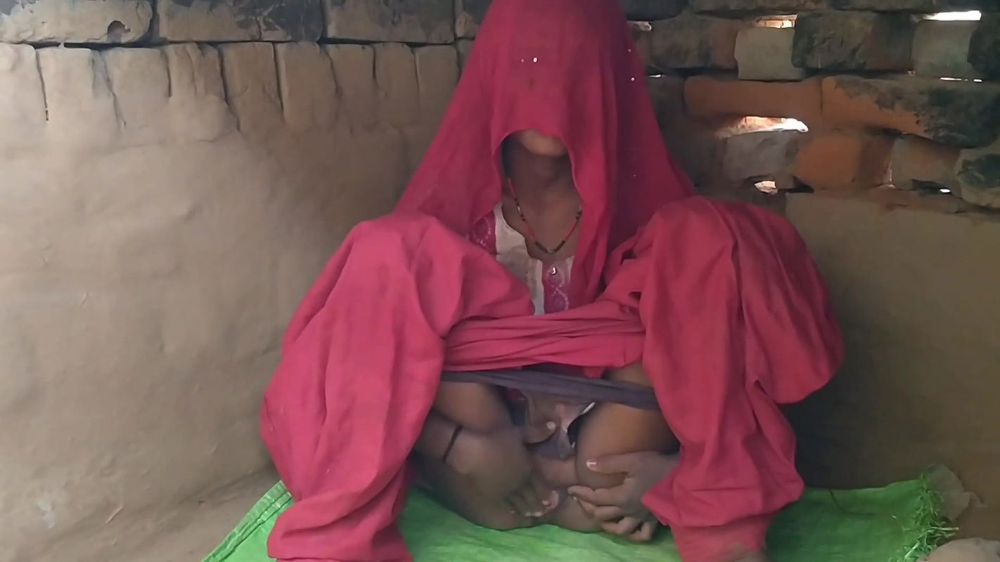 The sister-in-law who was sweeping was fucked a lot by opening her salwar