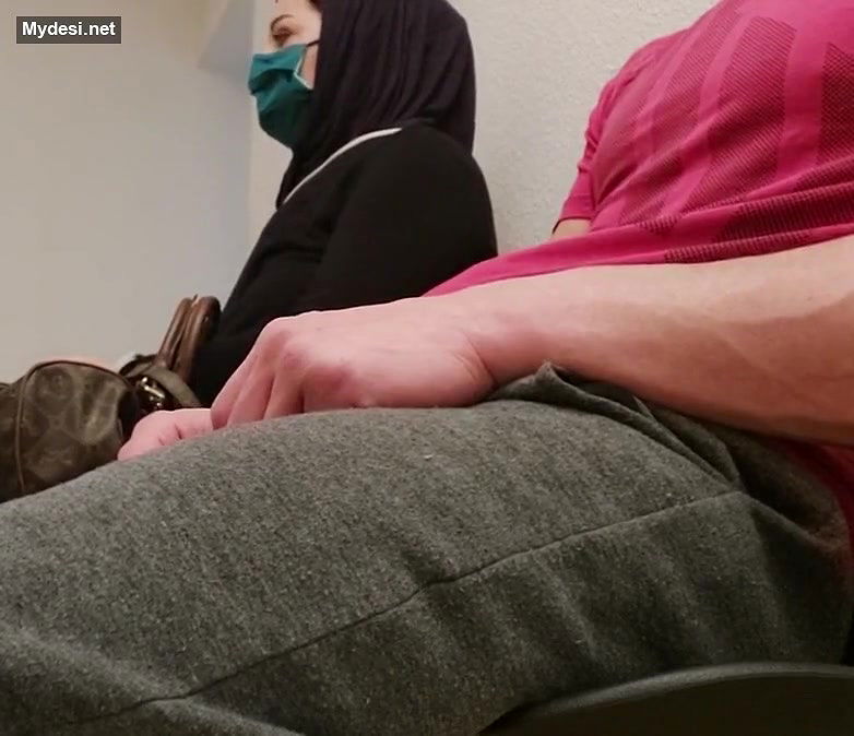 Lucky GUy get HHandjob frm Strangr in waiting Room