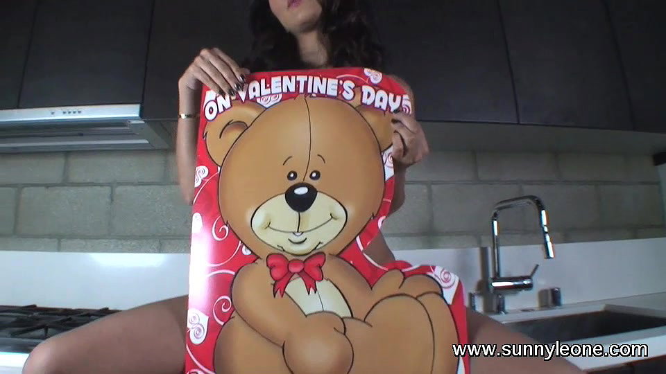 SunnyLeone_Valentines