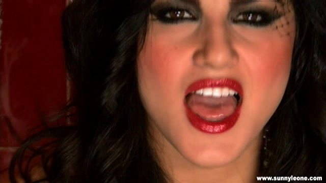 SunnyLeone_sunnystriptease