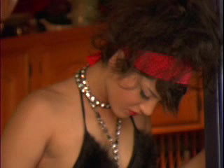 SunnyLeone_furry_bikini_bts_4m_hi_01