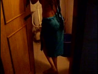 IndianSexVideoz_cute_desi_girl_nice_bathroom_blowjob