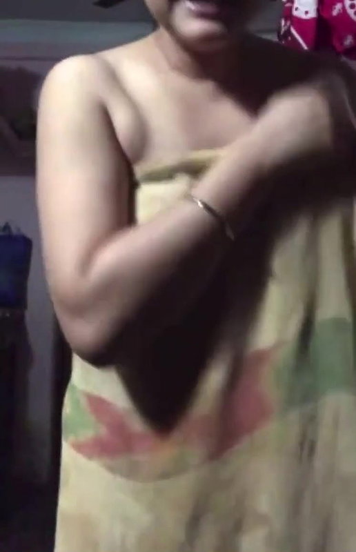 Bhabi Shows Her Ass and Boobs