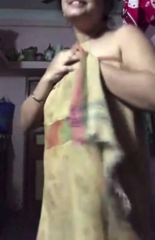 Bhabi Shows Her Ass and Boobs
