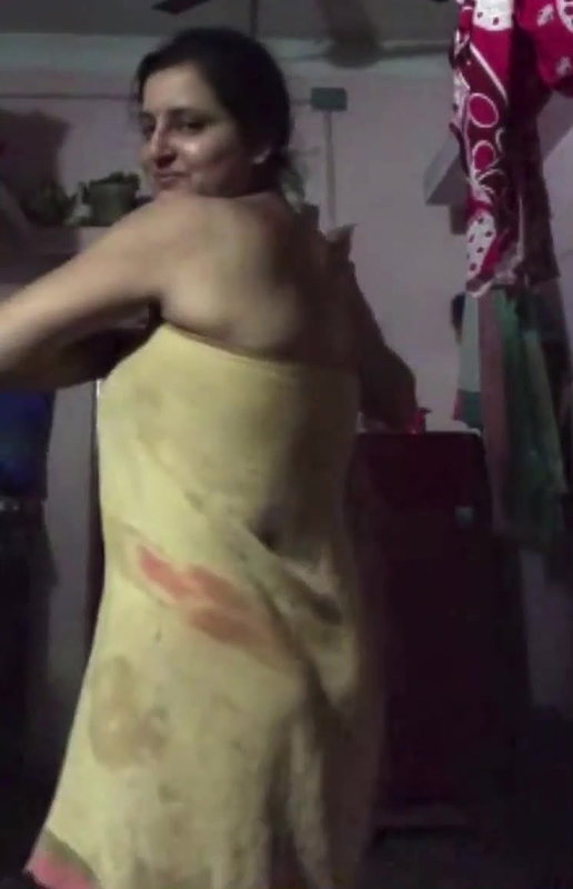Bhabi Shows Her Ass and Boobs