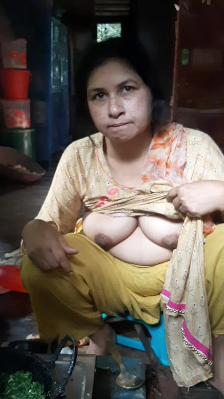 Mature Bhabhi Boob Show