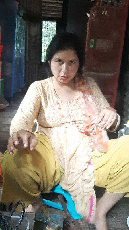 Mature Bhabhi Boob Show