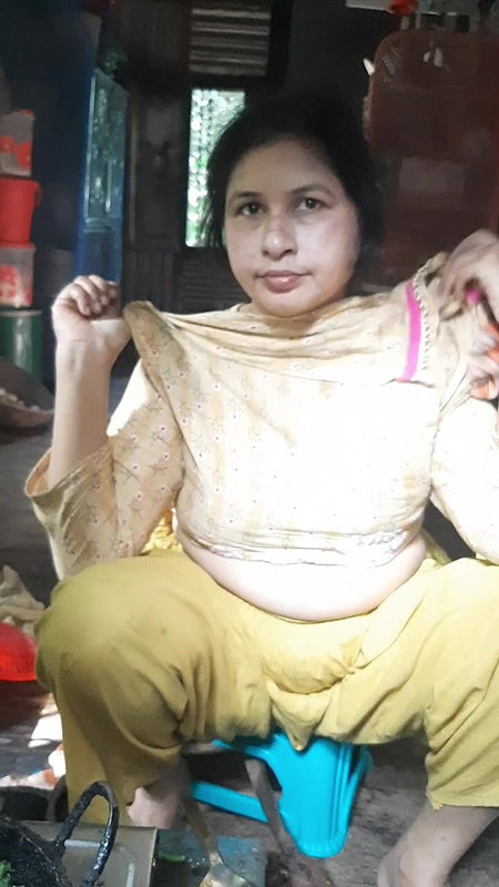 Mature Bhabhi Boob Show