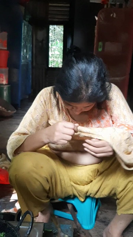 Mature Bhabhi Boob Show