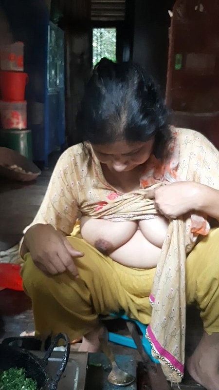 Mature Bhabhi Boob Show
