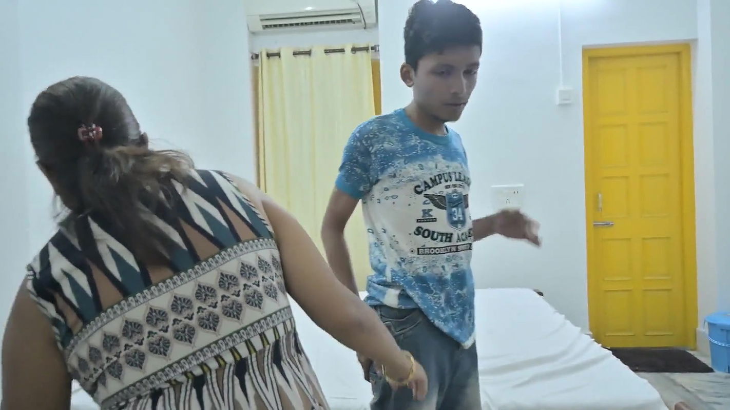 Young 18 Year Old Boy Fucking Mature Indian Pornstar in Hotel