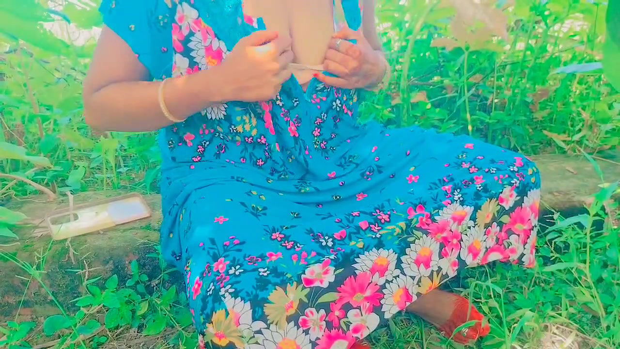 Pooja Bhabhi Coming Nearst Forest Area Jungle and Slow Slow Touching Beautiful Pussy Fingering- Outdoor